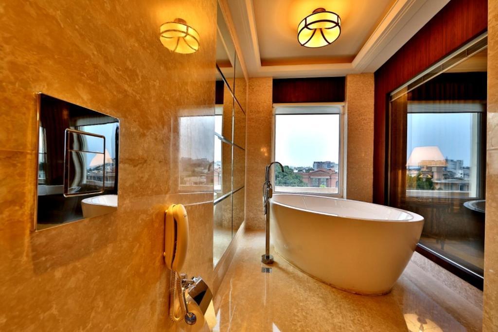 Hotel Maharaja Regency Ludhiana Dış mekan fotoğraf